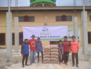 Rumah Yatim Berikan Bantuan untuk Pembangunan Masjid Nurul Huda Riau